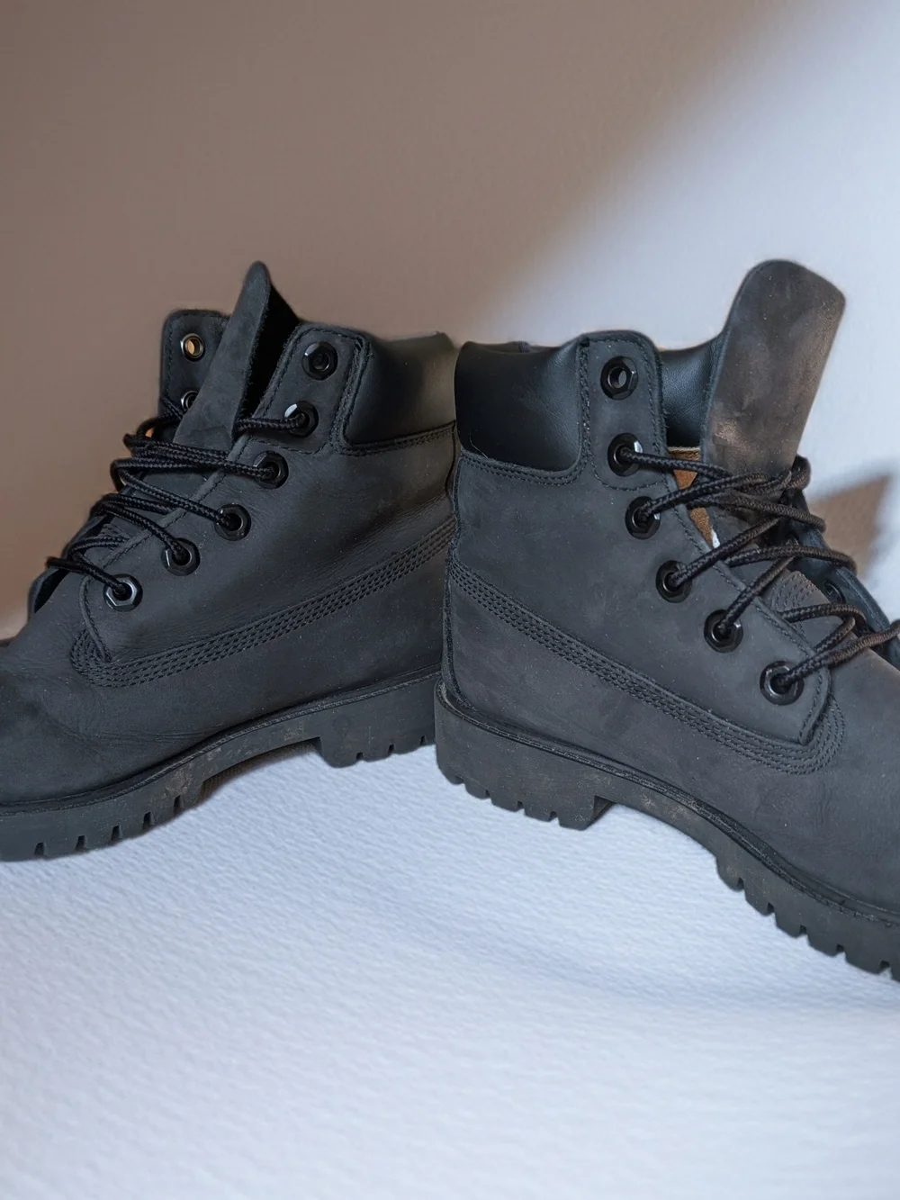 Timberland Black 6-Inch Lace-Up Boots – Boys’ Size 6
